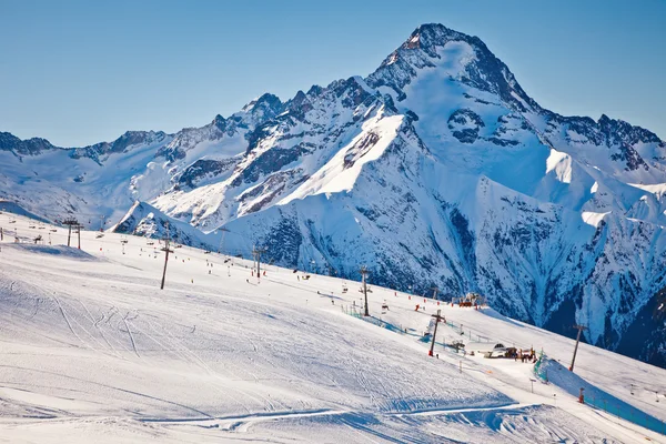 滑雪斜坡在法国阿尔卑斯山 — 图库照片