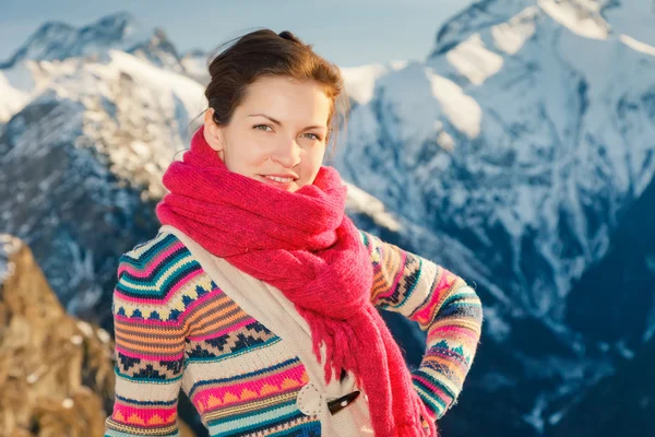 Привлекательная девушка в зимних Альпах — стоковое фото