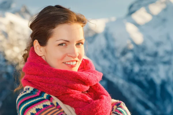 Aantrekkelijk meisje in winter Alpen — Stockfoto