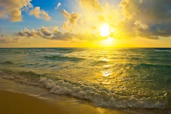 Salida del sol sobre el Océano Atlántico — Foto de Stock