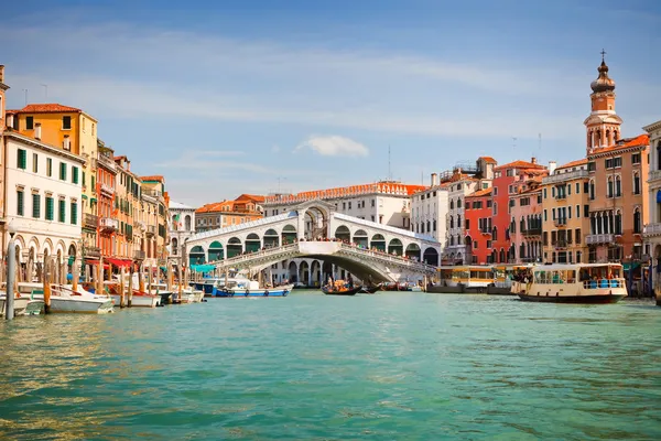 Мост Риальто через Большой канал в Венеции — стоковое фото