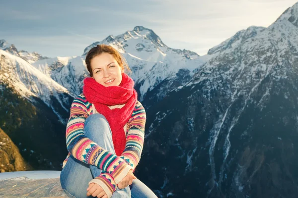 Çekici kız kış Alpleri'nde — Stok fotoğraf