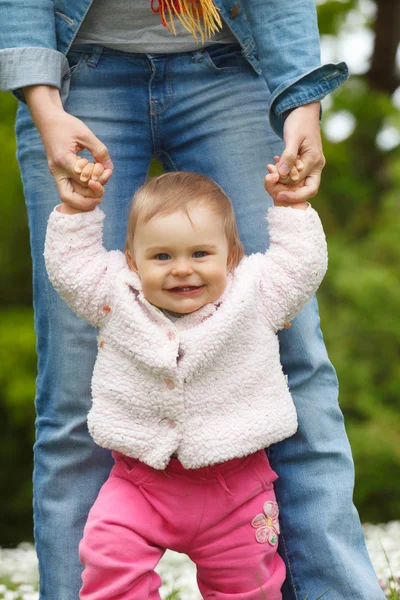 Liitle girl making her first steps — Stock Photo, Image