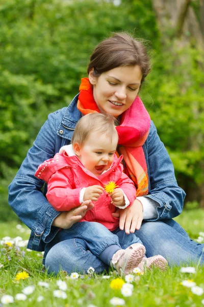 母亲与婴儿在公园 — 图库照片