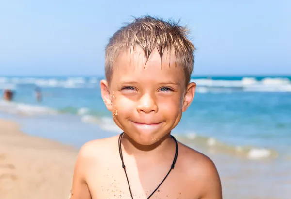 Ung pojke på stranden — Stockfoto