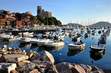 Lerici tipik Köyü, kale ve liman Liguria, İtalya