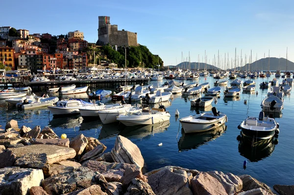 Lerici pueblo típico, Castillo y puerto en Liguria, Italia — Foto de Stock