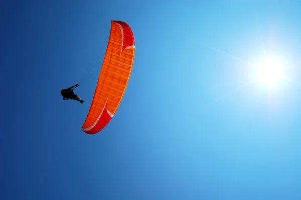 Paragliders fly with the sun behind — Stock Photo, Image