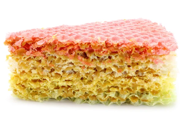Um pedaço de um bolo de waffle com leite condensado close-up — Fotografia de Stock
