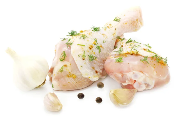 Ωμός κοτόπουλο πόδια με μπαχαρικά και το σκόρδο — Φωτογραφία Αρχείου