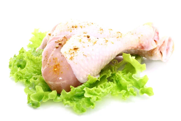 Rohe Hühnerkeulen mit grünem Salat — Stockfoto