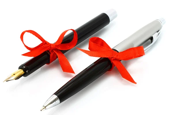 Plnicí pero a kuličková pera s červenou stuhu — Stock fotografie