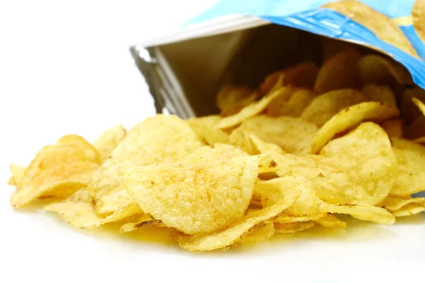 Potato chips uitgestort van verpakking — Stockfoto