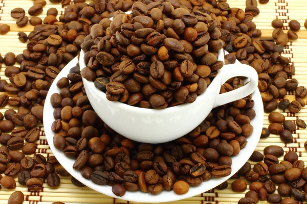 Koffie bonen in de cup — Stockfoto