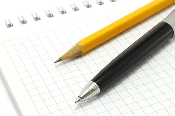 Blocco note con penna e matita — Foto Stock
