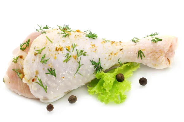 Rohe Hähnchenkeule mit grünem Salat — Stockfoto
