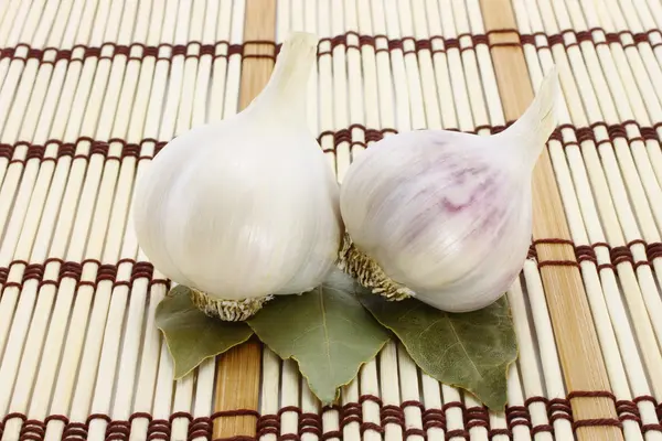 Garlic and bay leaf — Stock Photo, Image