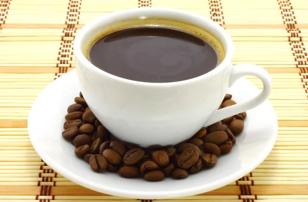 Taza de café con granos de café — Foto de Stock