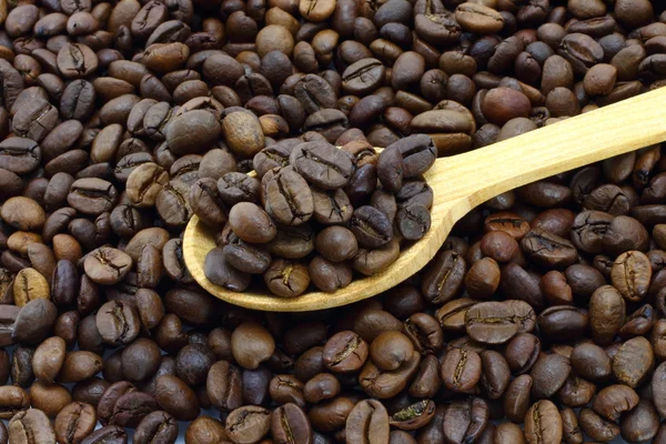 Granos de café con cuchara de madera — Foto de Stock