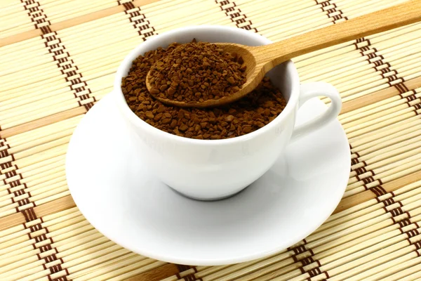 Taza de café molido con cuchara de madera — Foto de Stock