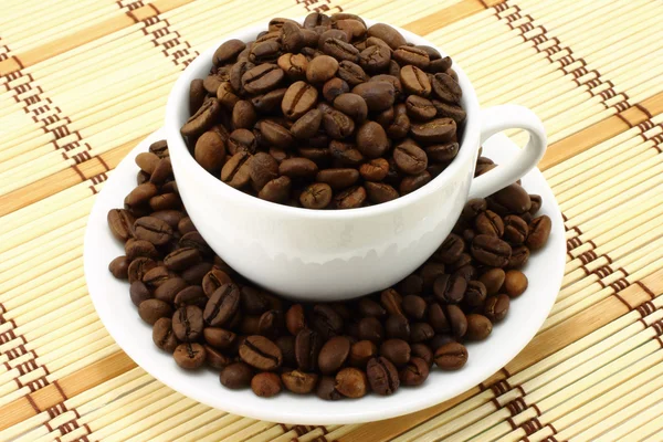 Kaffeetasse mit Kaffeebohnen — Stockfoto
