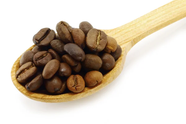 Granos de café con cuchara de madera — Foto de Stock
