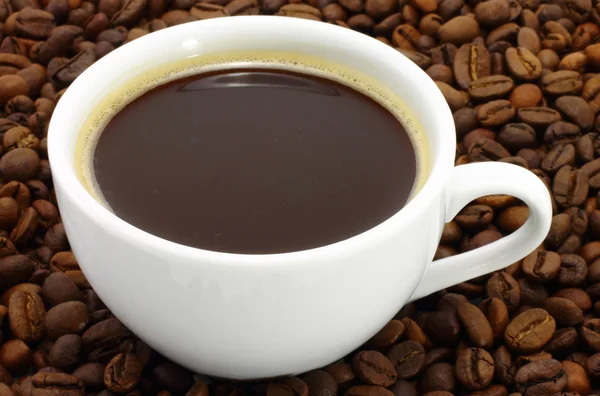 Kopje koffie met koffiebonen — Stockfoto
