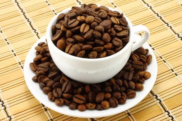 Kaffeetasse mit Kaffeebohnen — Stockfoto