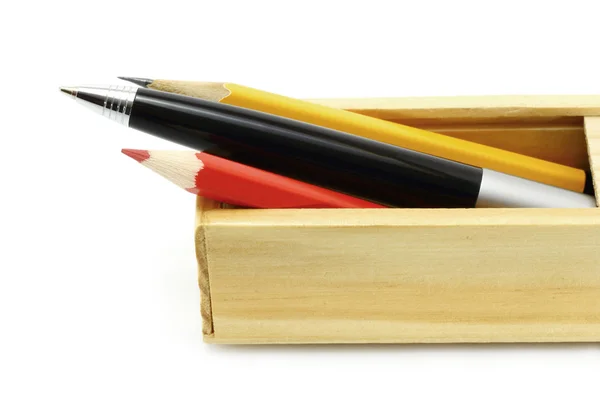 Ручка и карандаши в коробке — стоковое фото