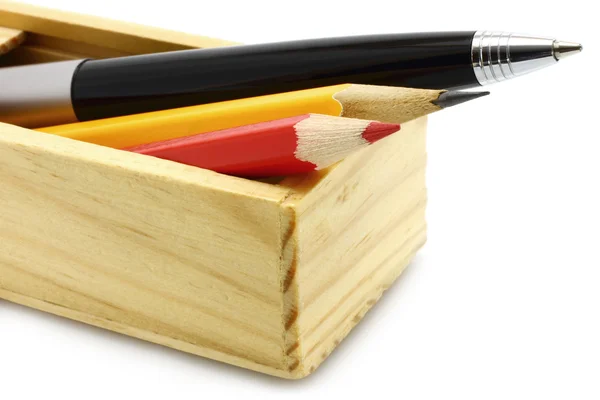 Ручка и карандаши в коробке — стоковое фото