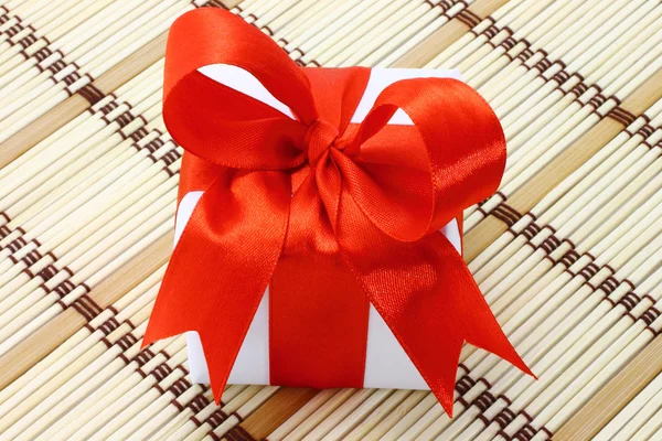 White box with red bow — Stock Photo, Image