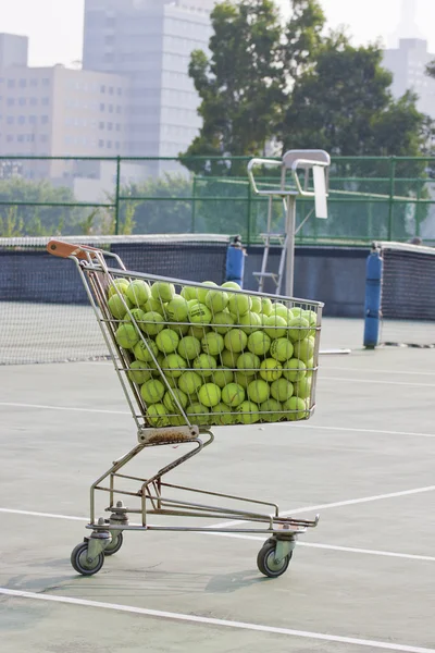 Tenis topu ve sepeti — Stok fotoğraf