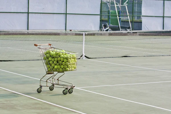 Bola de tênis e carrinho — Fotografia de Stock