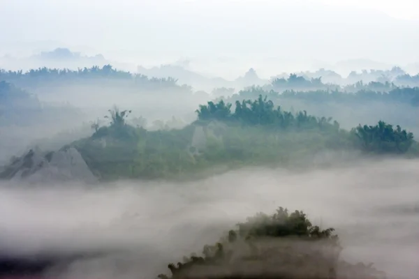 Облачность и горы — стоковое фото