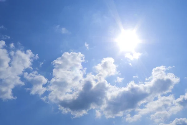 ดวงอาทิตย์ที่มีท้องฟ้าสีฟ้าเมฆ — ภาพถ่ายสต็อก