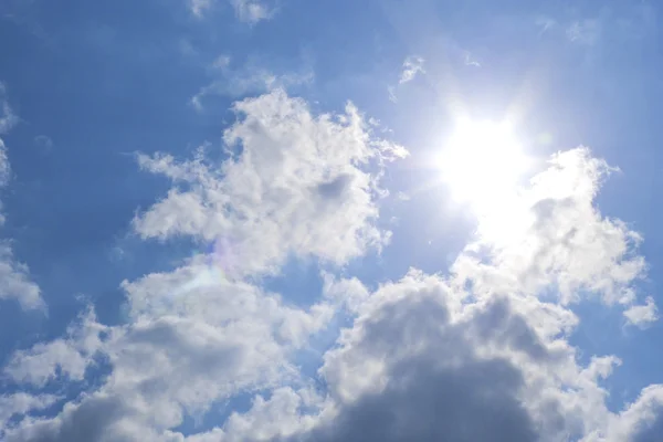 ดวงอาทิตย์ที่มีท้องฟ้าสีฟ้าเมฆ — ภาพถ่ายสต็อก
