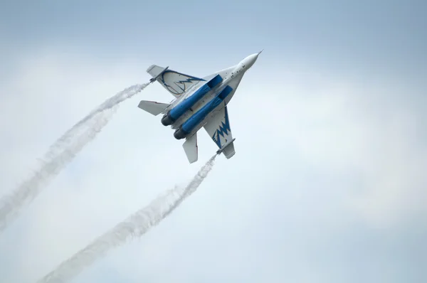 Militärflugzeuge fliegen in den Himmel — Stockfoto