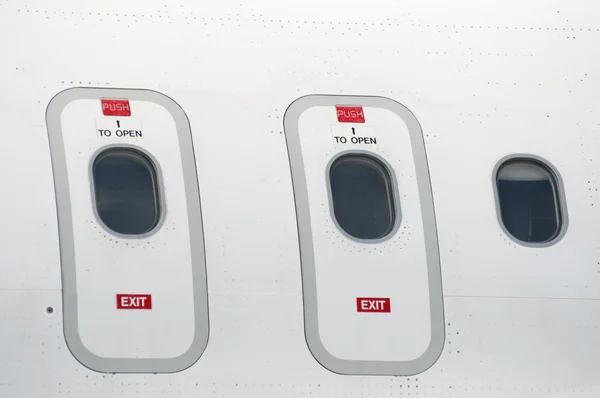 Окна самолета снаружи — стоковое фото