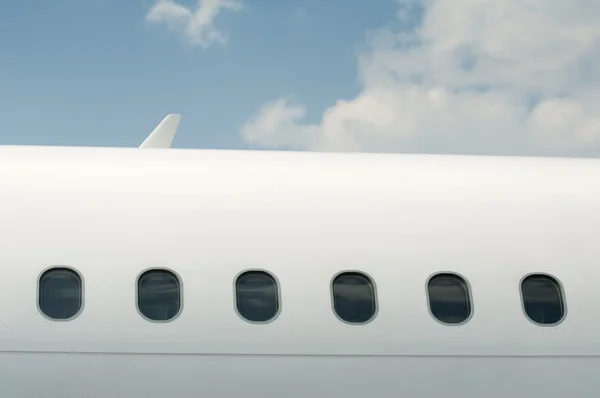 Окна самолета снаружи — стоковое фото