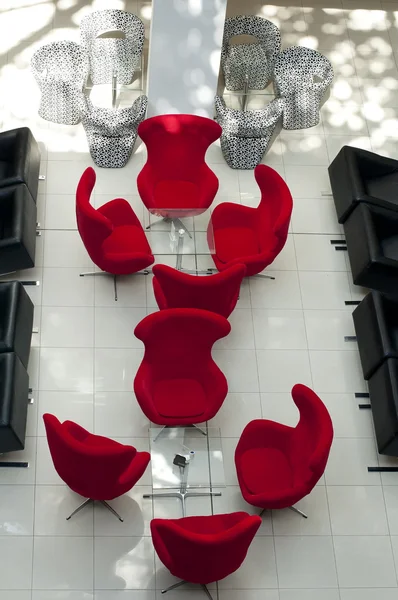 Роскошные красные стулья в ресторане — стоковое фото