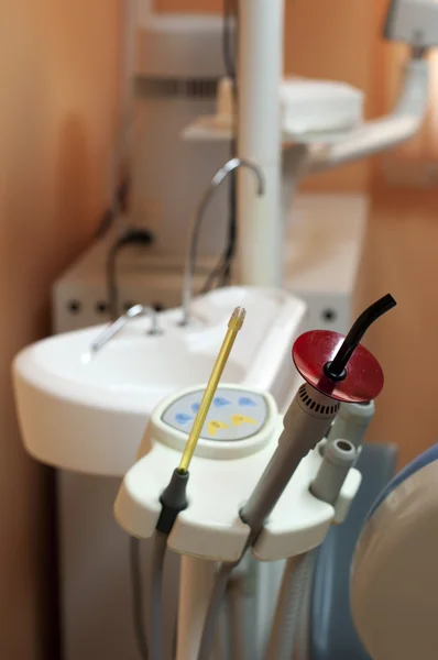 Zahnärztliche Geräte und Waschbecken — Stockfoto