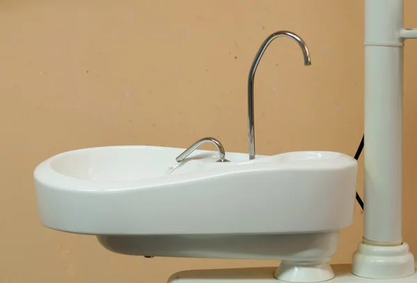 Waschbecken mit Wasser in der Zahnarztpraxis — Stockfoto