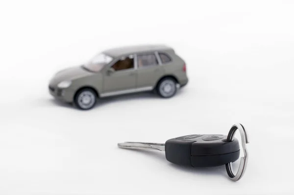 Nycklar och en bil i bakgrunden — Stockfoto