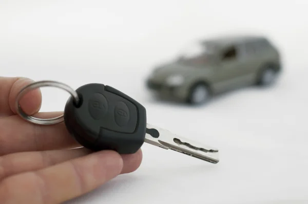 Schlüssel und ein Auto im Hintergrund — Stockfoto