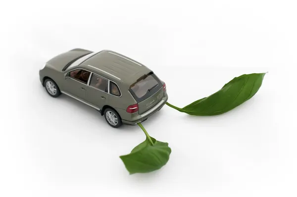 Folhas verdes e um carro.Concepção ecológica — Fotografia de Stock