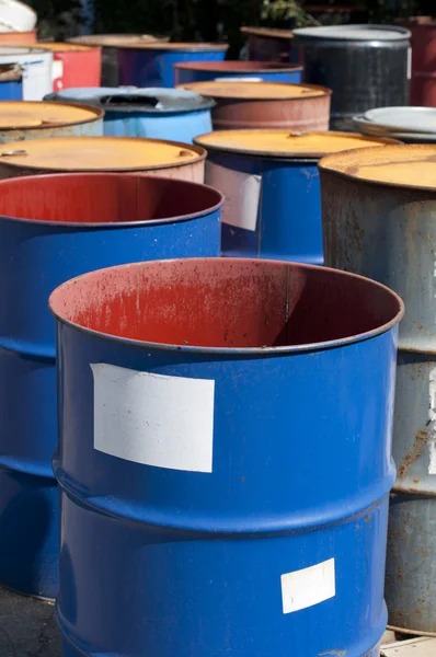 Alte farbige Fässer für Ölprodukte — Stockfoto