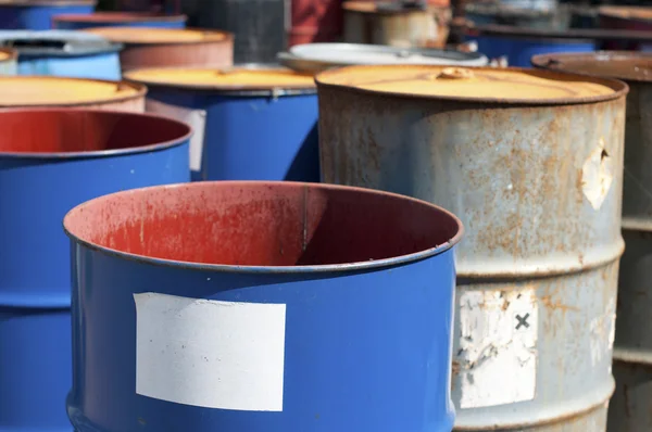 Barriles de colores antiguos para productos petrolíferos —  Fotos de Stock