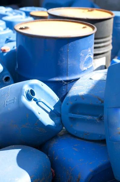 Velhos barris de óleo coloridos e latas azuis — Fotografia de Stock