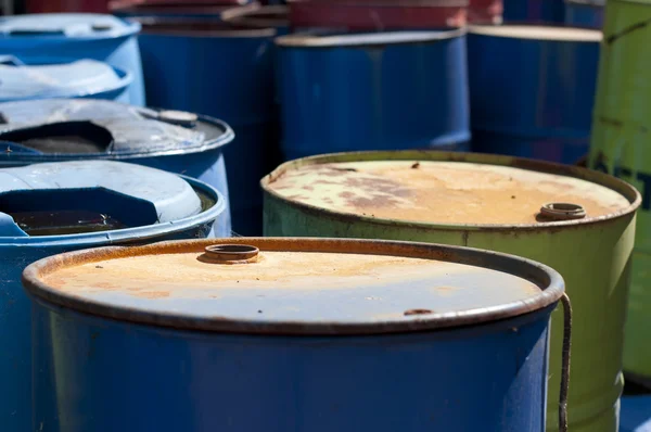 Régi színes hordó olaj-termékek — Stock Fotó
