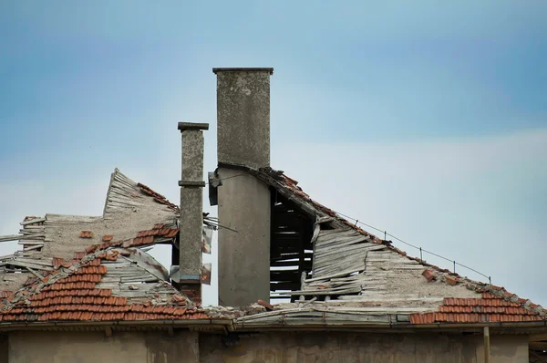 Stará budova zničena střecha. — Stock fotografie